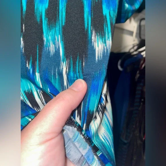 PerSeption Concept Abstract Top - Blue/Green/White/Black - Size Large - Picture 10 of 11